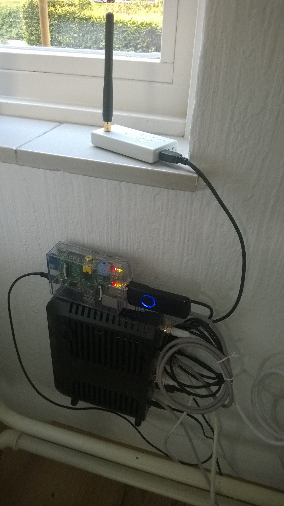 Raspberry Servertjes connected to the Ziggo modem on the USB port