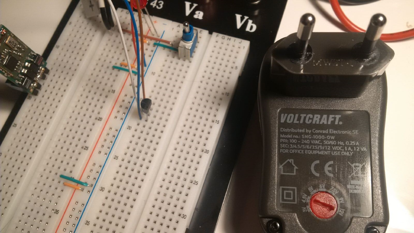 Power source and test circuit with only one sensor